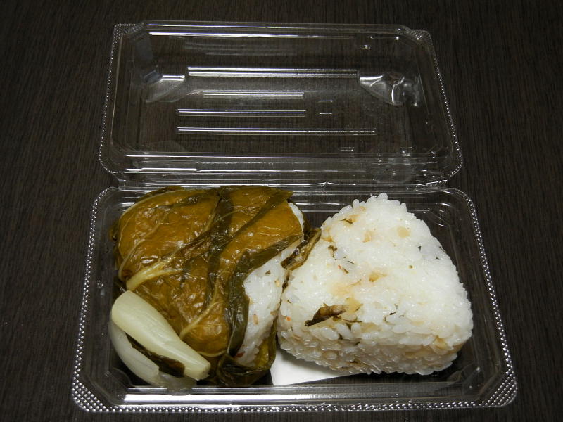 しゃくしな漬けで包んだおにぎり