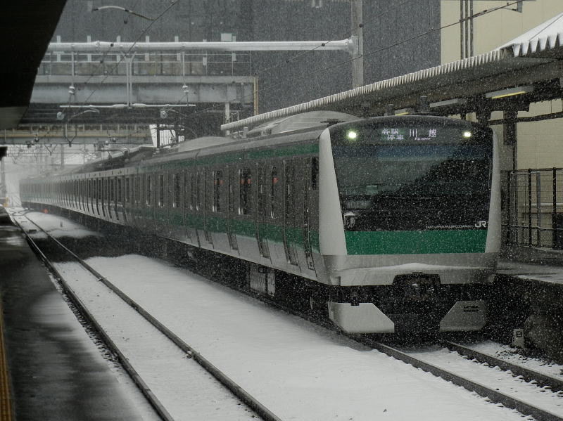 初の雪の中でのE233系7000番台2