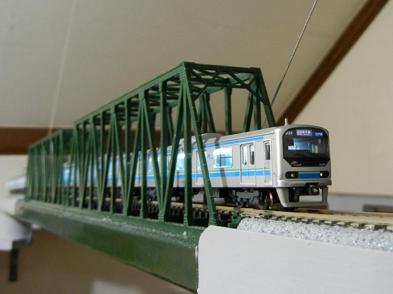 りんかい線70-000系も単線橋梁を渡ります。