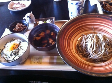 今日は鶏そば+とろろにしてみました