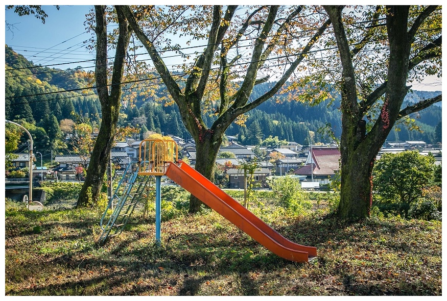 滑り台と高根の町並