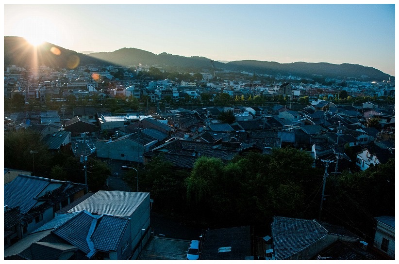 京都東山に朝陽がさす