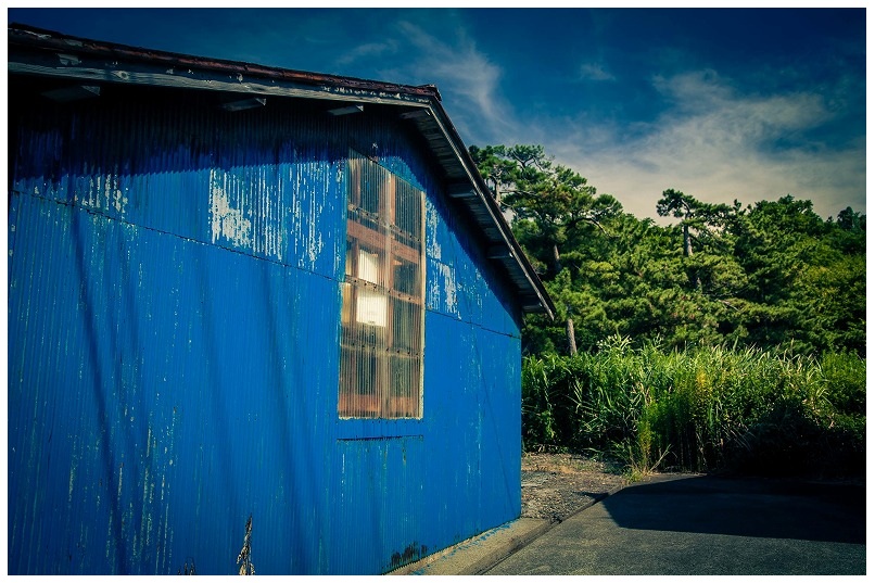 出雲崎の青い小屋