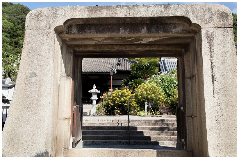 持光寺の石門