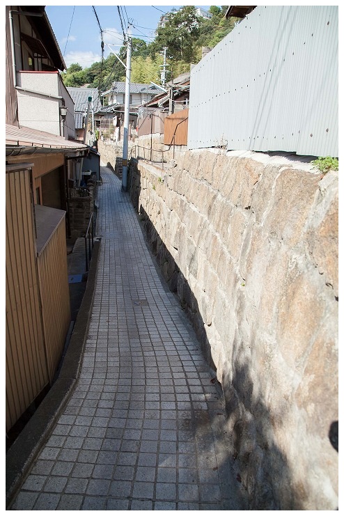 持光寺前の比較的広い路地