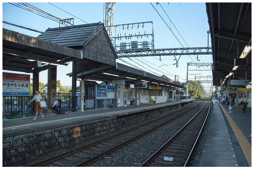 近鉄西ノ京駅ホーム風景