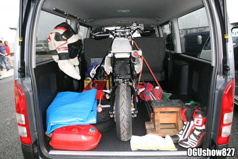 バイク積載トランポ 床貼り加工、ハンガーパイプ、ドア連動スイッチ付LEDルームランプ