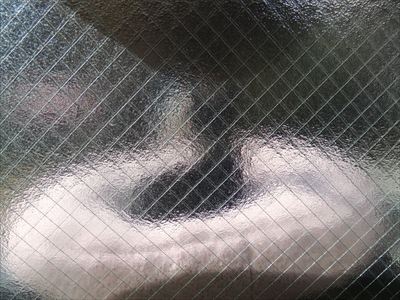 ガラス越しに