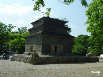 芬皇寺 石塔斜めから
