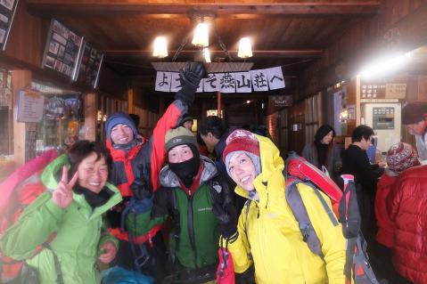 燕山荘(標高2700m)着 -121231