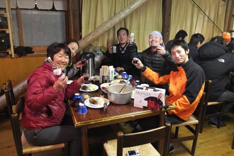 燕山荘9晩餐会始まる-121231