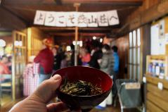 燕山荘20 年越しそば御神酒が振る舞われた-121231