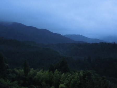 夜明け前の山