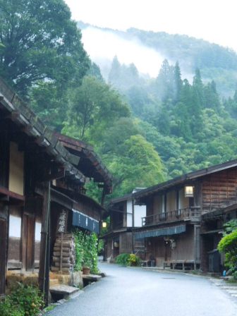 朝霧漂う