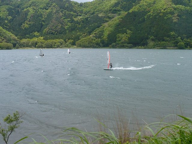 琵琶湖でウィンドサーフィン