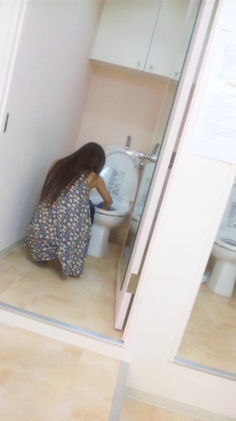 《トイレ掃除をするAKB48の板野友美さん