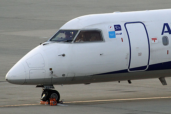 ANA DHC-8-400 JA852A