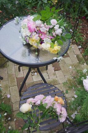 テーブルとお土産の花