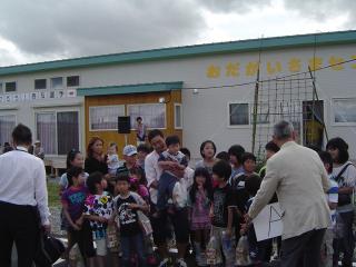 郡山・出張専門足ツボ足もみ士_たけろぐ_おだがいさまセンターへ長友祐都選手がわが子を抱っこしてくれるなんて貴重!