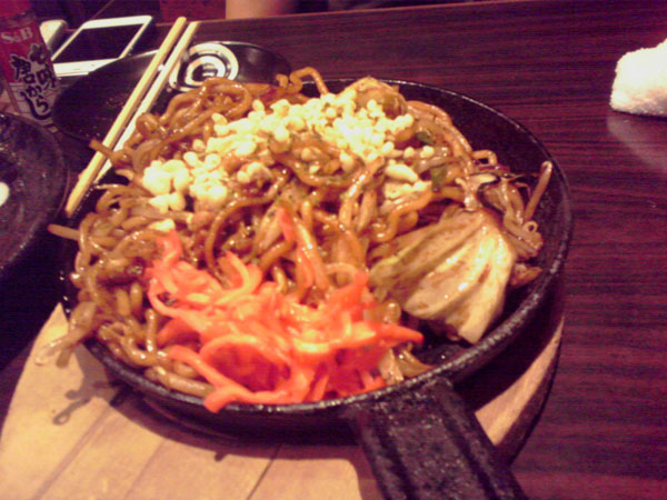 新宿にじゅうまるの焼きそば