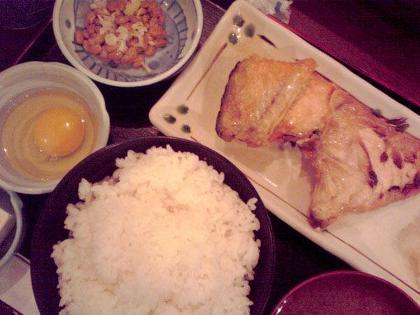 荻窪さかなやの親戚のシャケのカマ焼き定食