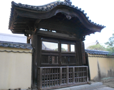 本堂の塀には、名島城から移築された唐門・福岡市内最古の唐門