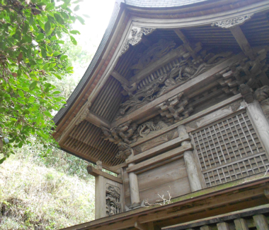 くしふる神社の本殿には支那二十四孝物語の代表15の彫刻