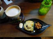 猫カフェ:寧估庵(ねいこあん) スコーンとカフェオレ。 photo:2012.03.24 猫カフェ:寧估庵(ねいこあん) スコーンとカフェオレ。 photo:2012.03.24