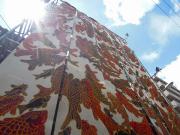 2012京都祇園祭宵山 染物屋(だっけ?)の錦鯉染物。 photo:12.07.15 2012京都祇園祭宵山 染物屋(だっけ?)の錦鯉染物。 photo:12.07.15