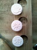 茶遊サロンロゴ菓子木型職人県伝統工芸士の市原吉博さん作