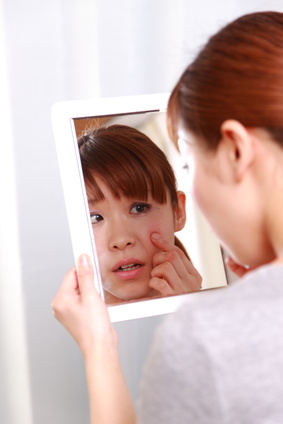 敏感肌に悩む女性
