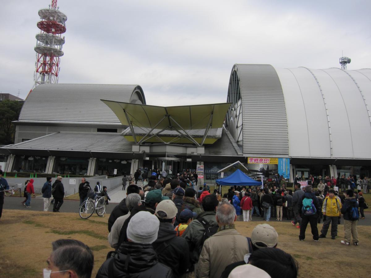 2012年12月1日朝の所沢航空発祥記念館。　朝早くから長蛇の列でした。