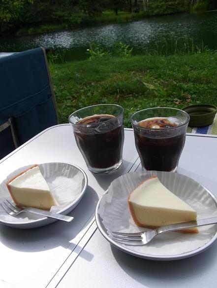 ツルヤオリジナルのチーズケーキ。２年前も　このキャンプ場で食べた。お気に入り。