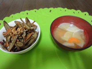 きんぴらごぼうとお味噌汁