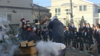餅つき様子年長