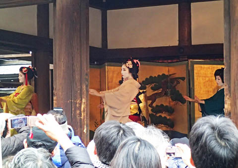 舞妓さんによる日本舞踊の奉納