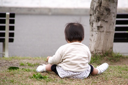 座る子ども
