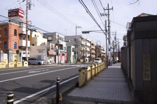 旧東海道：藤沢・伊勢山橋南側脇より江戸方を見る