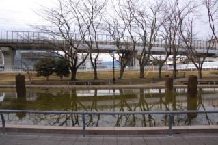 旧東海道：旧相模川橋脚を東側から見る