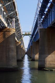 旧東海道：東海道線馬入川橋梁を橋脚の間から見る
