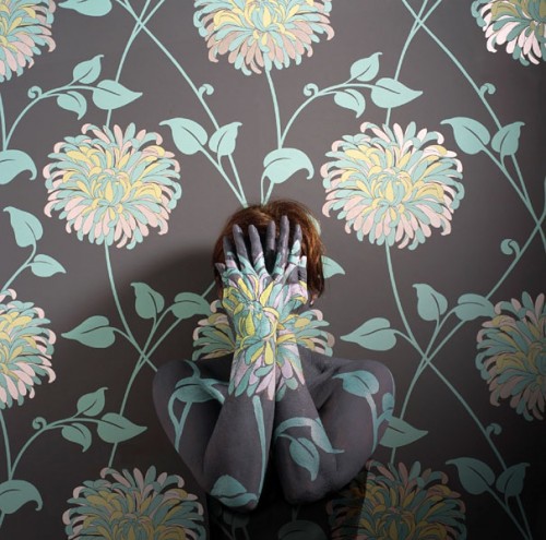 16_Camouflaged-Self-Portraits-by-Cecilia-Paredes-500x495.jpg