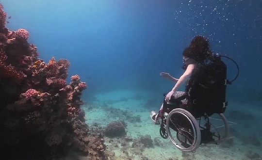 海の中を幻想的にそして自由に動き回れる水中車椅子 Ra Ren