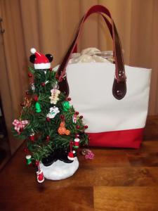 ツリーも出してみました。バックもクリスマスカラーでしょ!