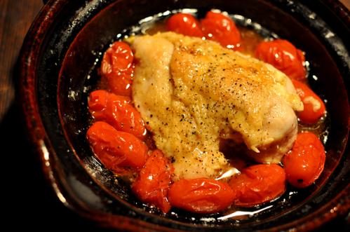 土楽窯/口付黒鍋 鶏胸肉とミニトマトのソテー