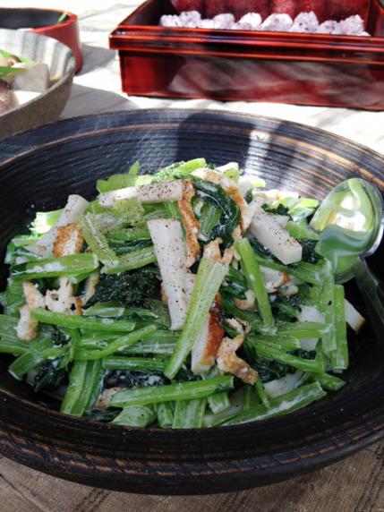 小松菜とお揚げとかまぼこのサラダ。
