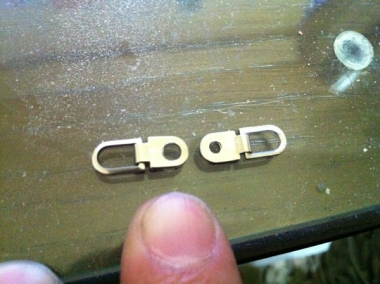 なので純正品を削って穴を広げます