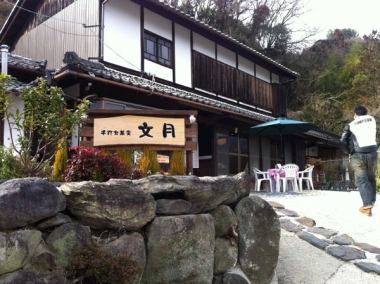 こんな雰囲気のエエ感じの店です