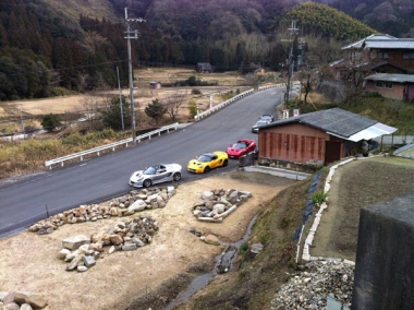 下の道に停められるのがイイですね