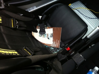車上荒しにあったような感じになってます