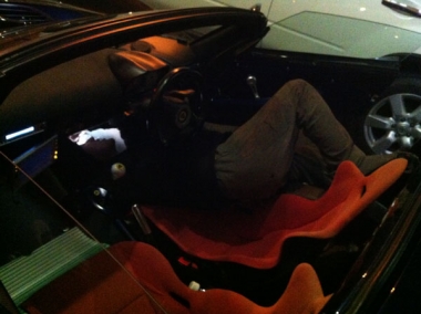 真夜中に車に潜り込む人・・